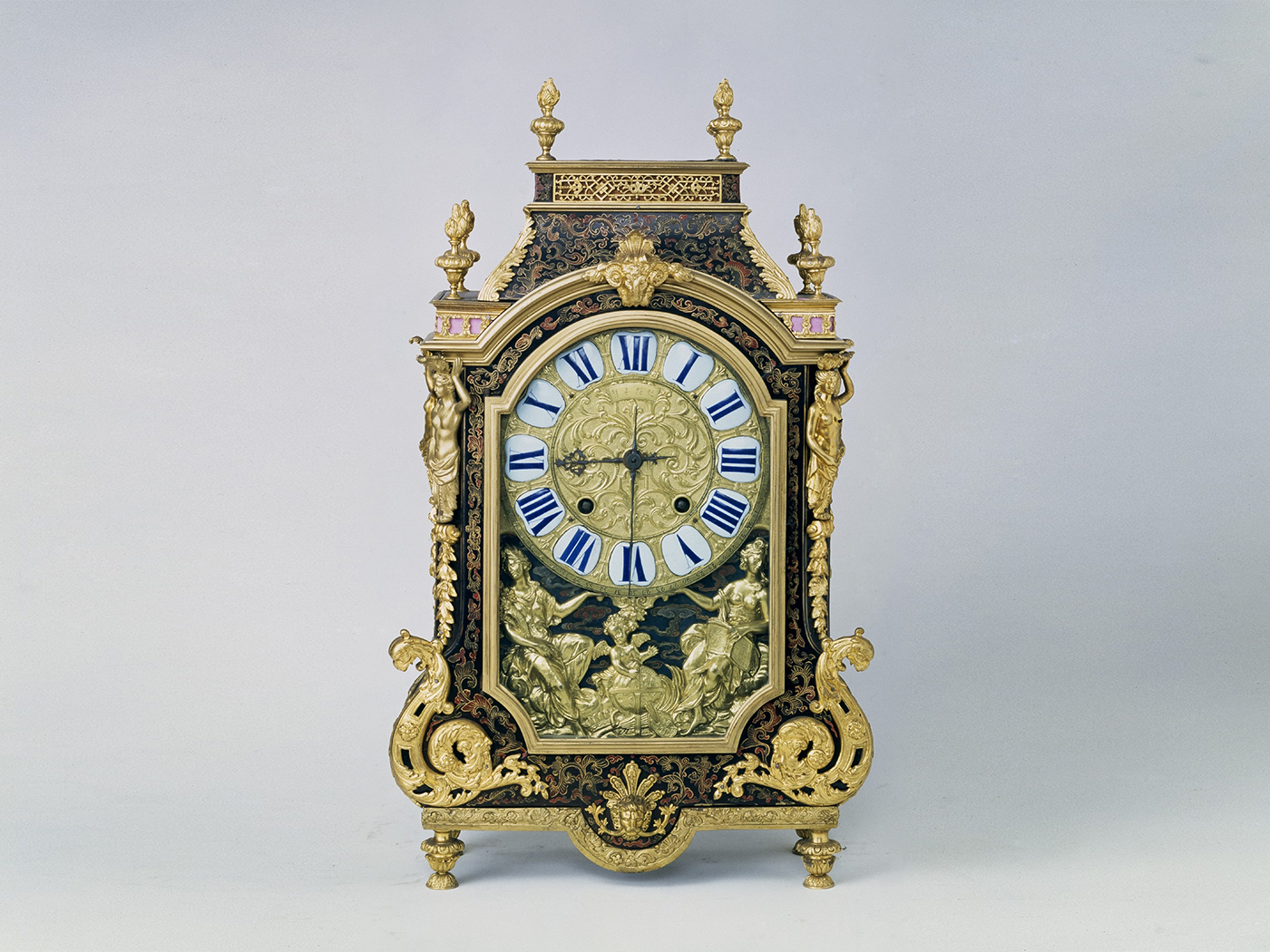 Clock inlaid with black lacquer panels